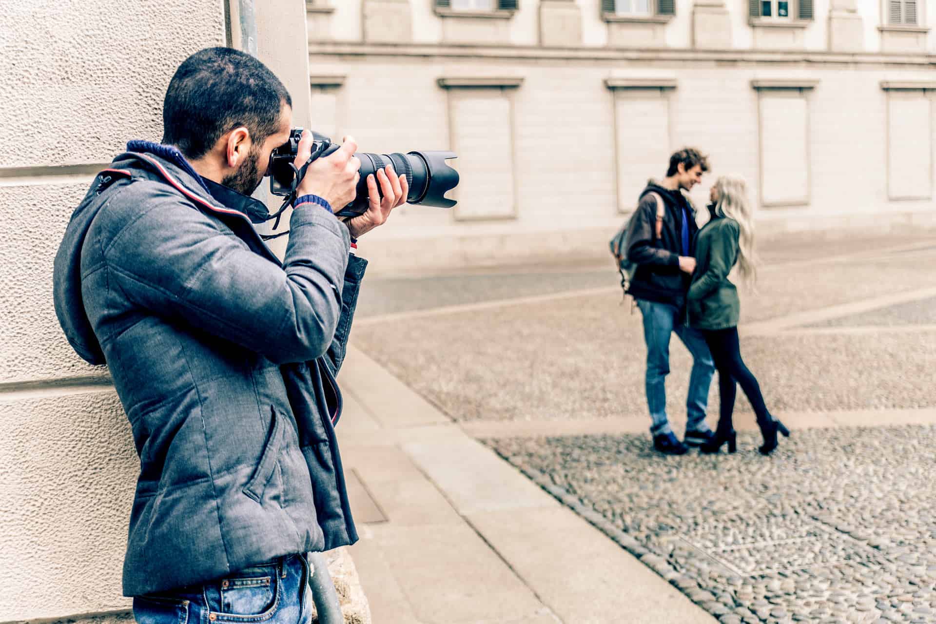 private-investigator-taking-photos